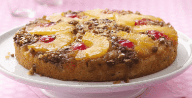 Pie de piña y cerezas