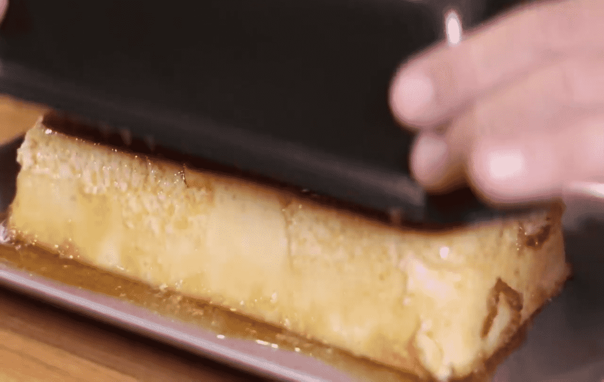 El desmoldado fácil del flan de leche condensada.
