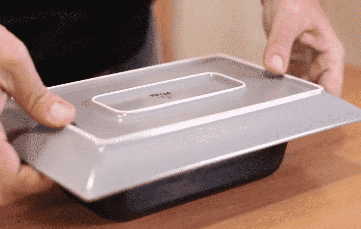 Con un plato rectangular volteamos el molde. El movimiento tiene que ser un movimiento en seco y rápido.