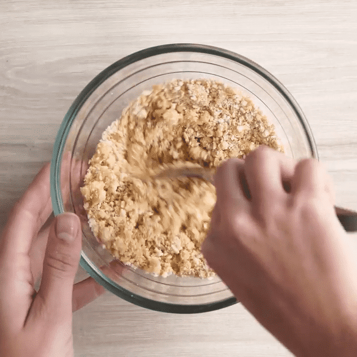 mezclar galletas con mantequilla