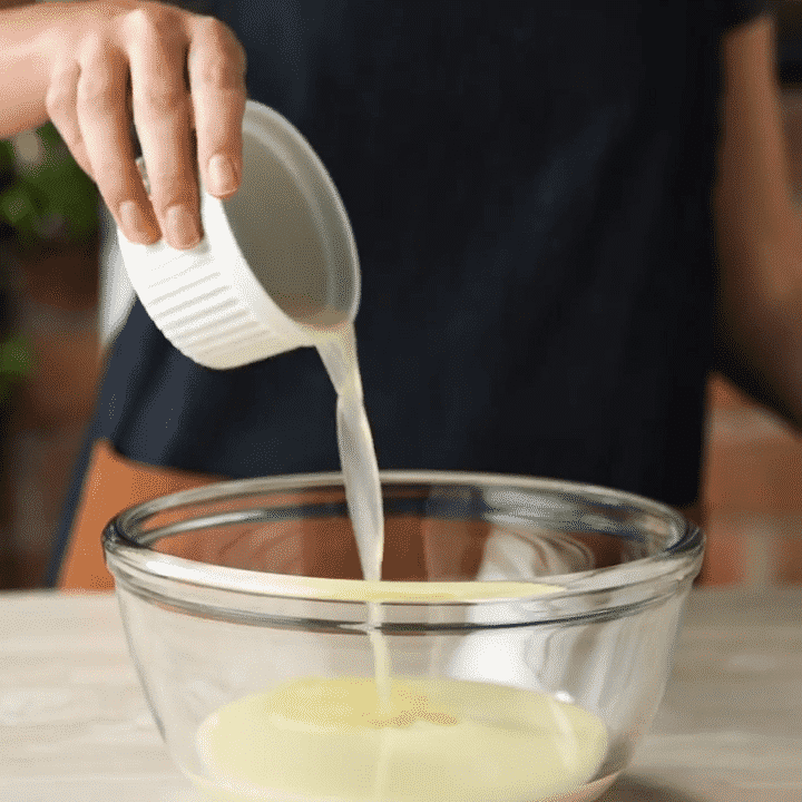 mexclar leche condensada con limón y reservar